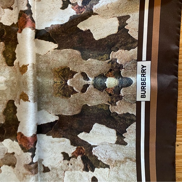 New Burberry Scarf Iconic Animal Print Silk Wrap - Picture 3 of 9